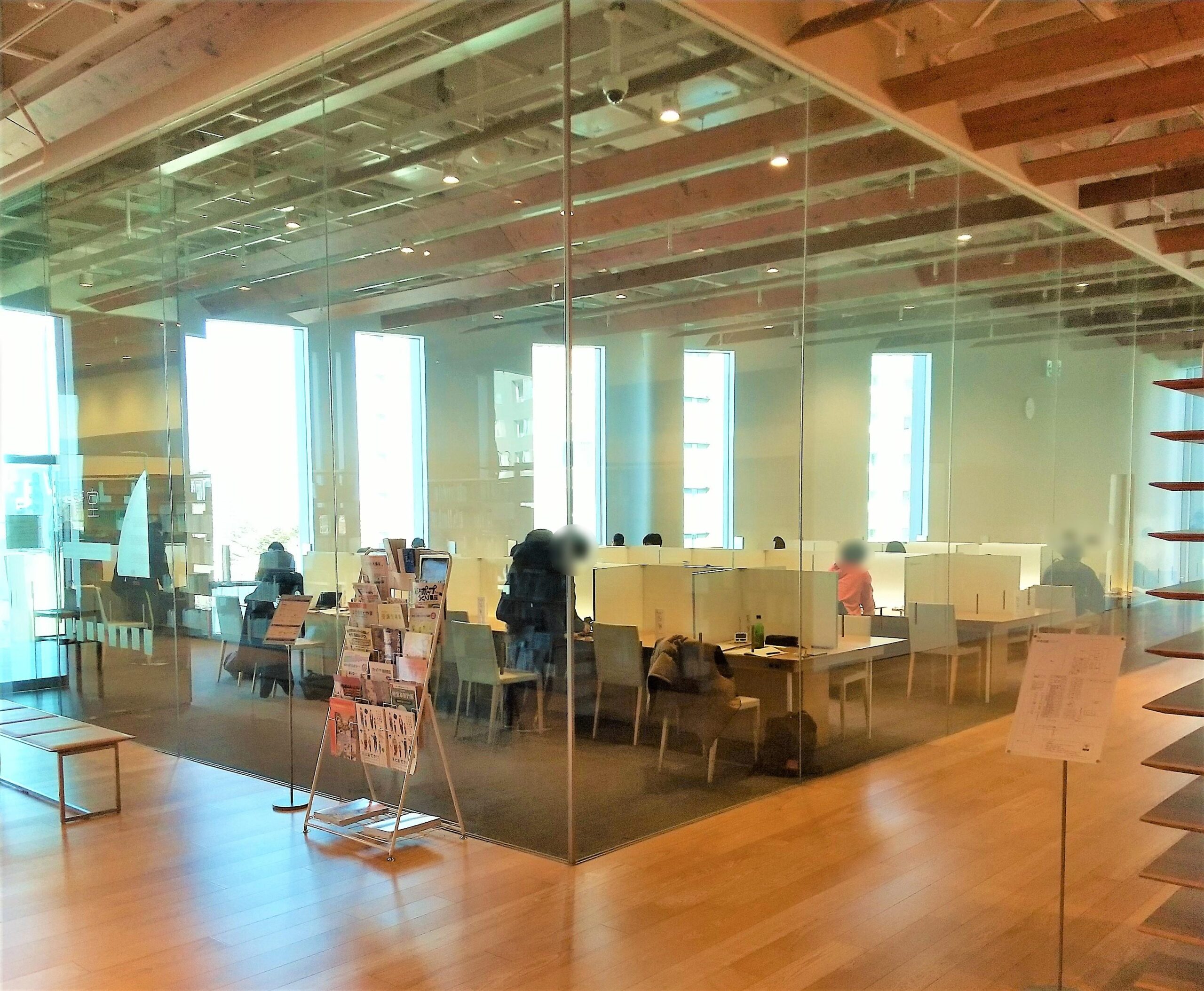 富山キラリの図書館にある自習室